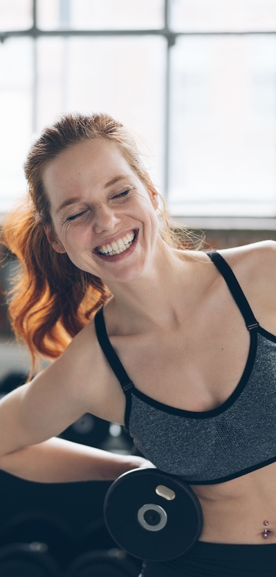 Femme travaillant dans une salle de sport intelligente